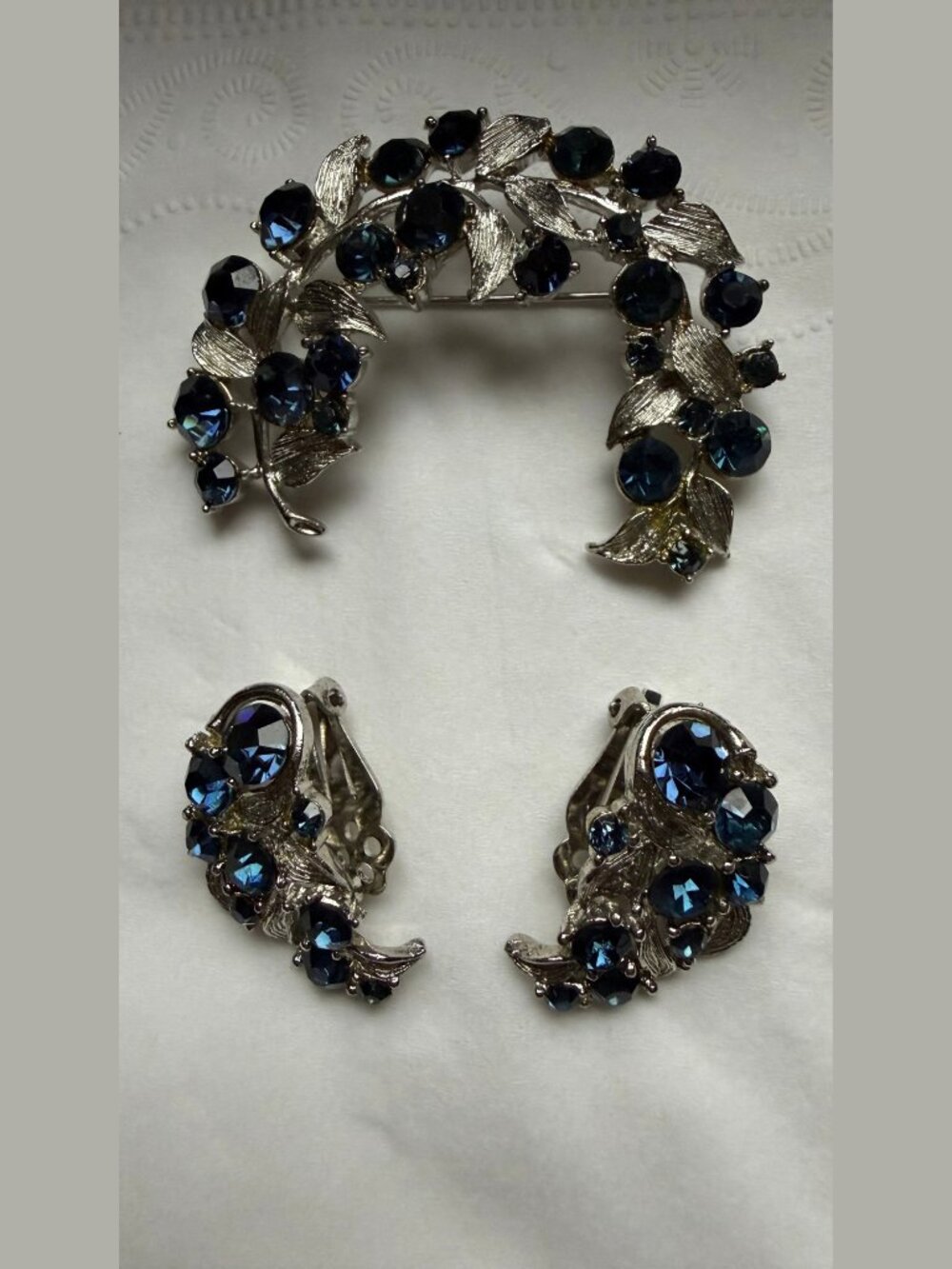 VTG WEISS Sapphire Blue Rhinestone Wreath Brooch & Clip On Earrings Set
